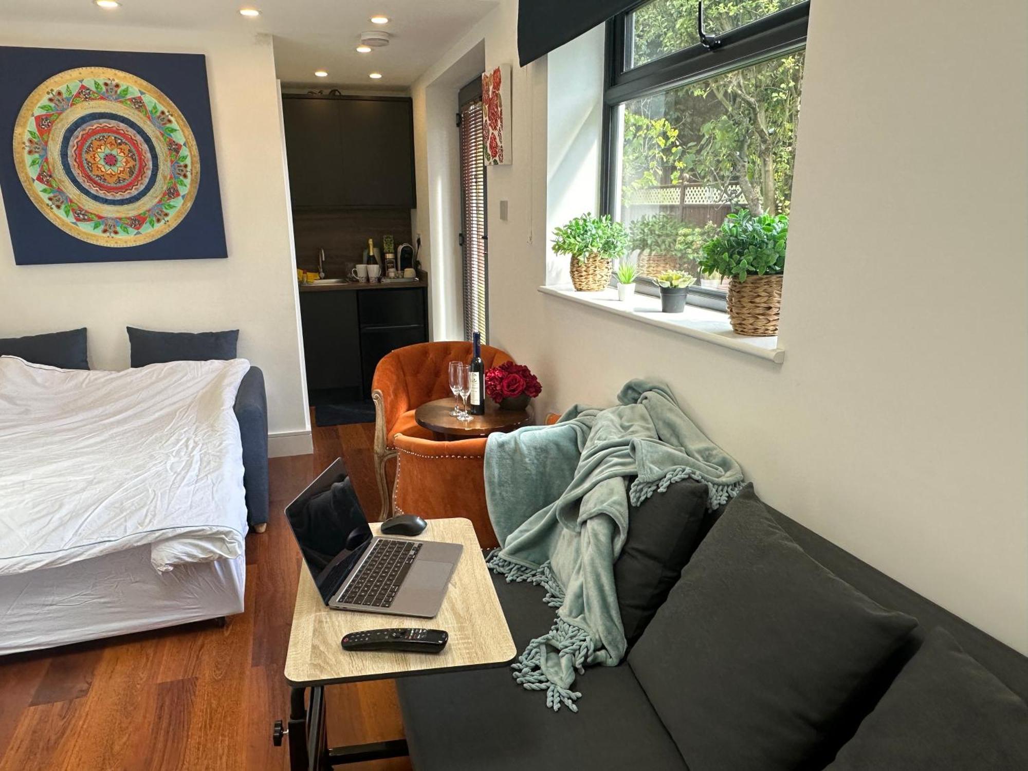 Bespoke Gallery Guesthouse Hendon Exterior photo